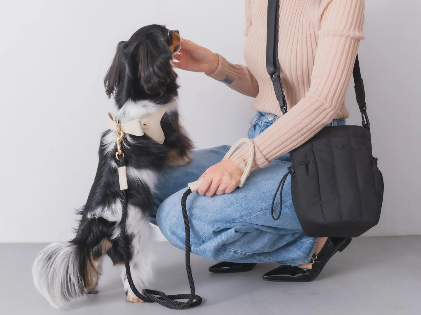 Fluffy Walking Shoulder Bag - black